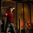 jay baruchel pointant son dragon au doigt