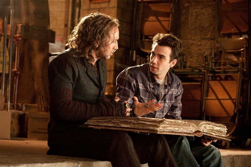 nicolas cage jay baruchel lisant le grimoire
