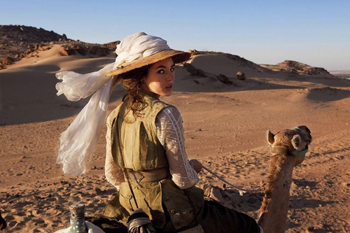 Louise Bourgoin à chameau