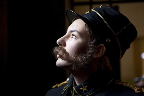 Louise Bourgoin avec une moustache