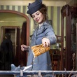 Louise Bourgoin donne à manger aux pigeons