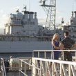 un-couple-devant-un-bateau-jpg