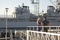 un-couple-devant-un-bateau-jpg