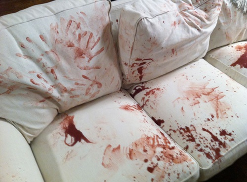 un sofa en sang