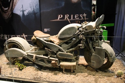 la moto de paul bettany