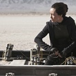maggie-q-posant-des-bombes-jpg