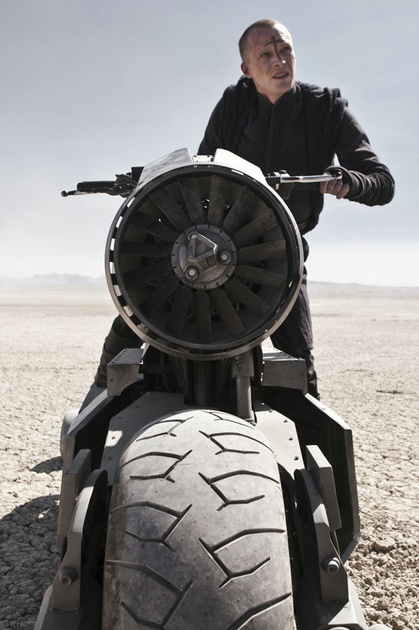 paul-bettany-a-moto-jpg