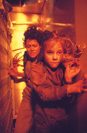 sigourney-weaver-et-carrie-henn-fuyant-jpg
