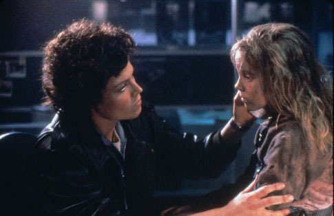 sigourney-weaver-et-carrie-henn-jpg