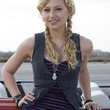 alyson michalka pose devant la voiture