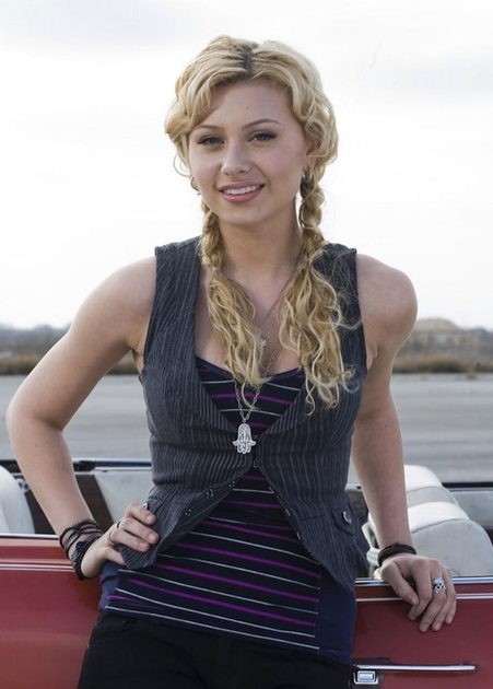 alyson michalka pose devant la voiture