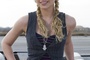 alyson michalka pose devant la voiture