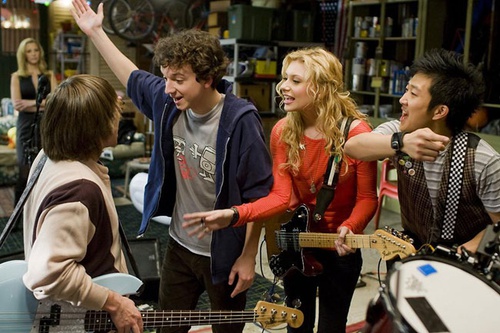 gaelan connell alyson michalka et le groupe de rock
