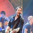 gaelan connell joue de la guitare