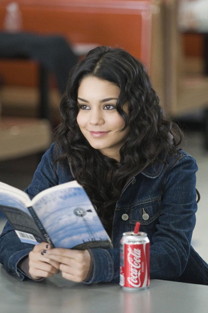 vanessa hudgens lit un roman