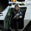 Sharlto Copley sort de la voiture