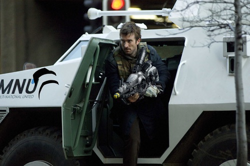 Sharlto Copley sort de la voiture