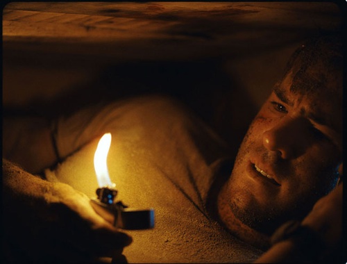 ryan reynolds regardant la flamme