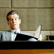 Pierce Brosnan au bureau