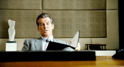 Pierce Brosnan au bureau