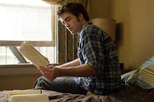 Robert Pattinson en pleine lecture