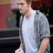 robert pattinson et une boisson