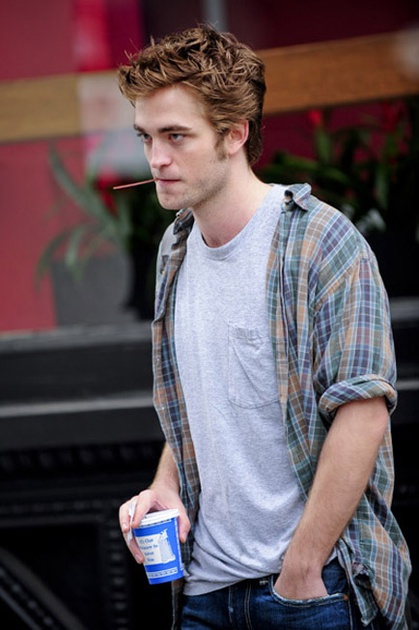 robert pattinson et une boisson