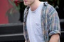 robert pattinson et une boisson