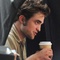 robert pattinson prend son cafe - Remember me 