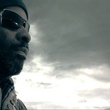 denzel washington devant un ciel gris