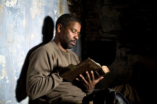 denzel washington plong   dans son livre