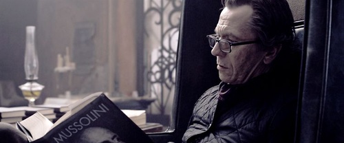 gary oldman lisant un livre