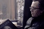 gary oldman lisant un livre