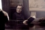 gary oldman sortant la tete de son livre
