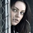 mila kunis enlevant ses lunettes
