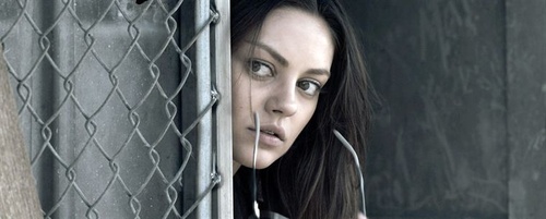 mila kunis enlevant ses lunettes