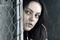 mila kunis enlevant ses lunettes