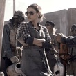 mila kunis sur un chantier