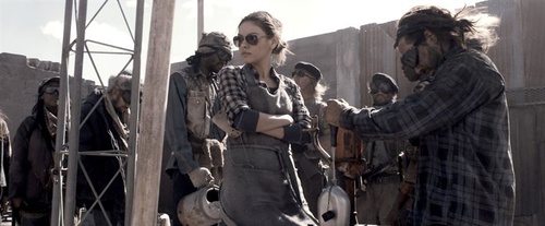 mila kunis sur un chantier