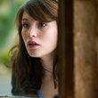 gemma arterton regardant par la fen  tre