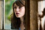 gemma arterton regardant par la fen  tre