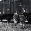 Lino Ventura court après le train