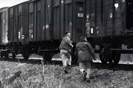 Lino Ventura court après le train