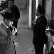 Paul Meurisse fume un cigare