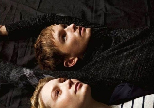 mia-wasikowska-et-henry-hopper-allonges-jpg