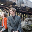 mia-wasikowska-et-henry-hopper-assis-jpg
