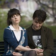 zooey deschanel et joseph gordon levitt assis sur un banc