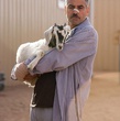 george clooney une ch  vre dans les bras