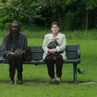 Brenda Blethyn et Sotigui Kouyate sur un banc