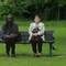 Brenda Blethyn et Sotigui Kouyate sur un banc - London River  